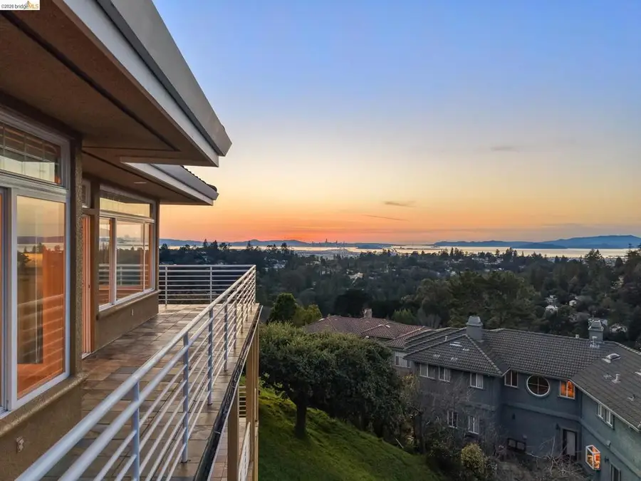 6070 Mazuela Dr, Oakland, CA 94611 - #3