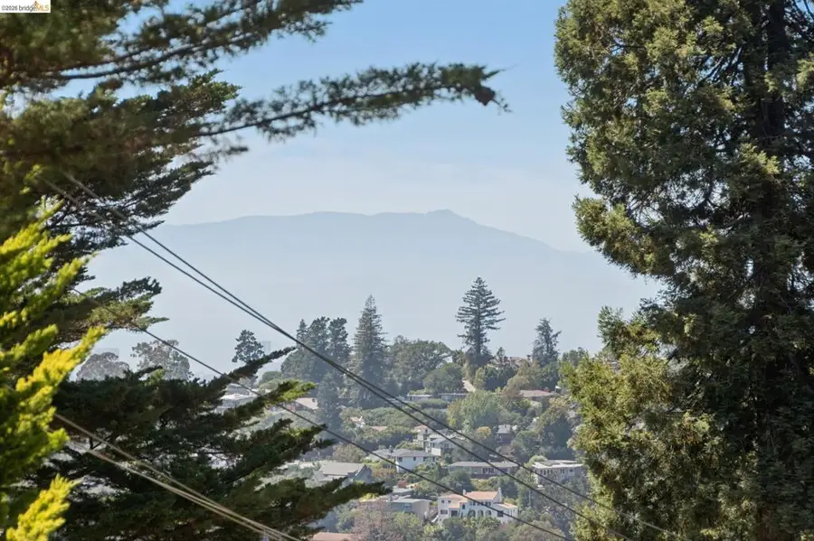 5649 Castle Dr., Oakland, CA 94611 - #3