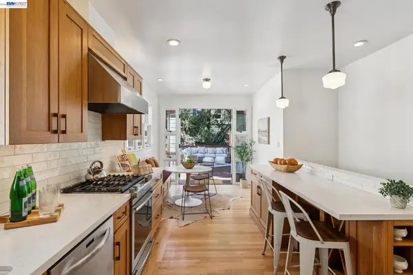 542 Chetwood St, Oakland, CA 94610