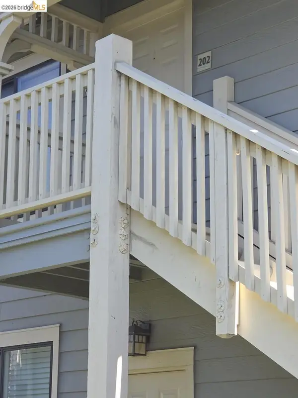 202 Shoreline Ct, Richmond, CA 94804