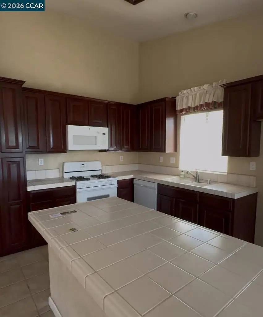 526 Woodcrest Dr, Vacaville, CA 95688 - #2