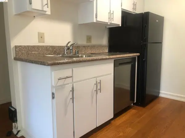 250 Whitmore St #302, Oakland, CA 94611