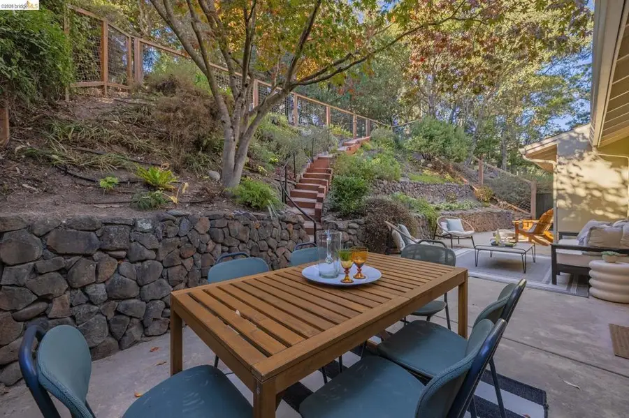 7094 Pinehaven Rd, Oakland, CA 94611 - #2