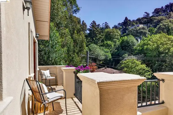 6700 Moore Dr, Oakland, CA 94611