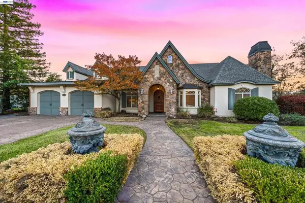 2490 Crescent Moon Ct, Redding, CA 96001