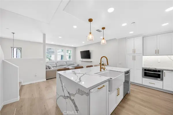 2827 W Edinger Avenue, Santa Ana, CA 92704