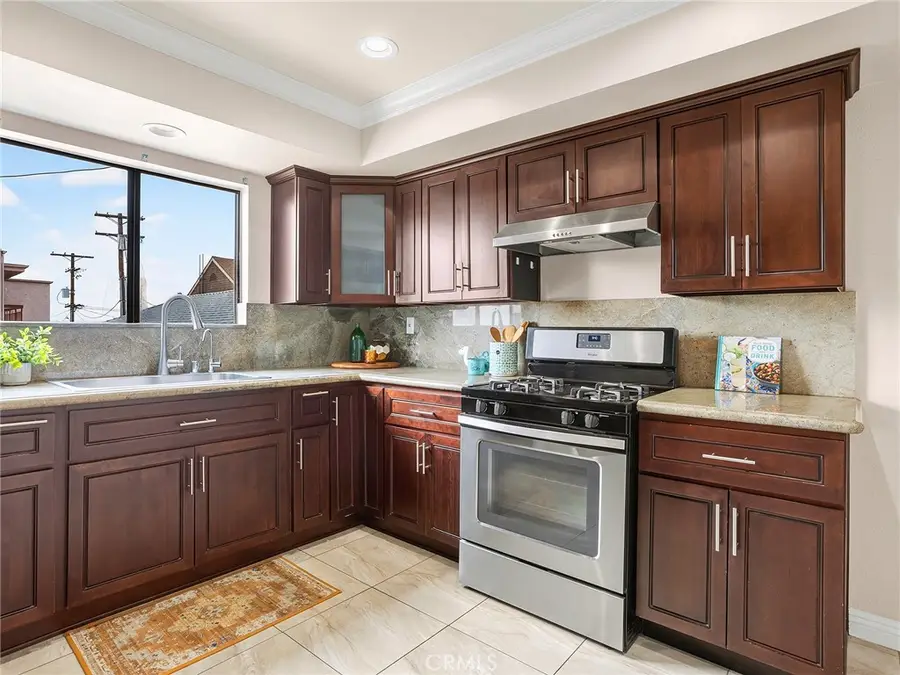 635 E Elmwood Avenue #203, Burbank, CA 91501 - #3