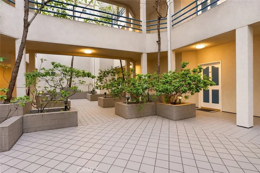 14415 Benefit Street #101, Sherman Oaks, CA 91423 - #2