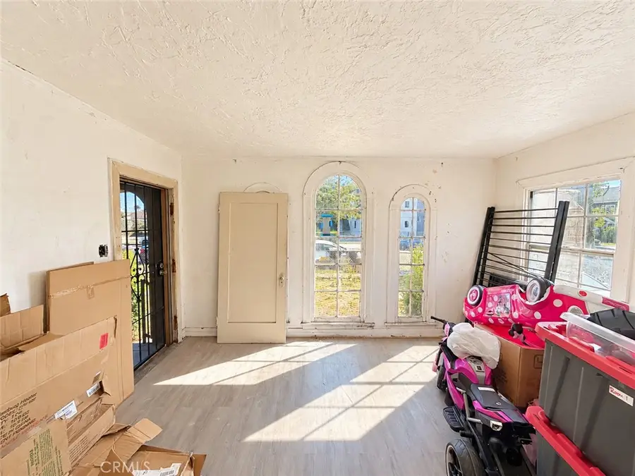 1457 W 37th Dr, Los Angeles, CA 90018 - #2