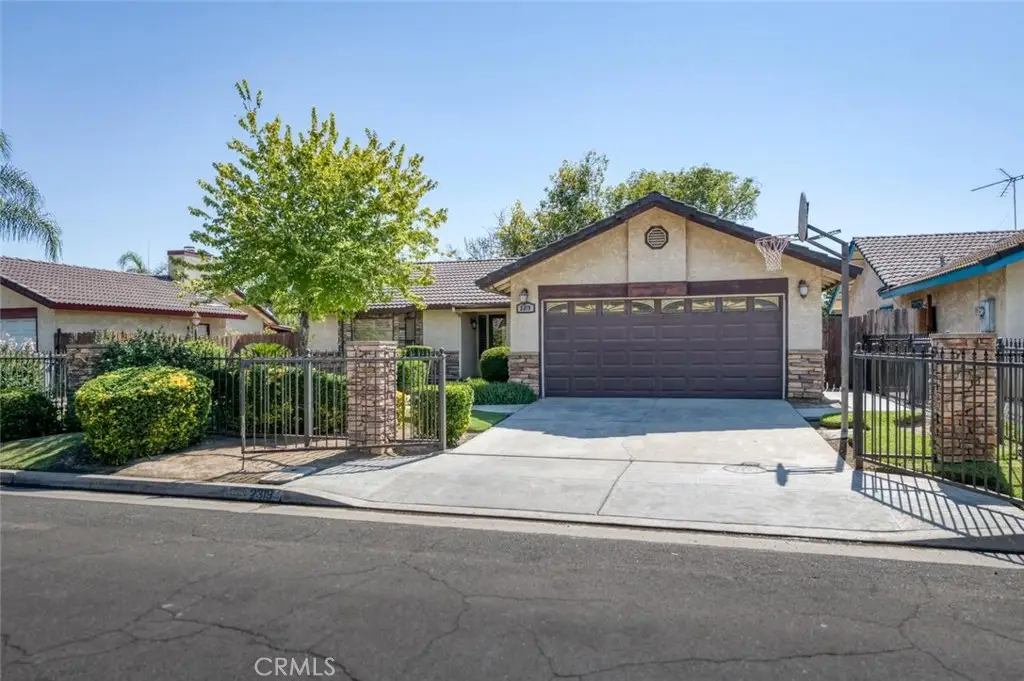 2319 S Pierce, Fresno, CA 93725 - #1