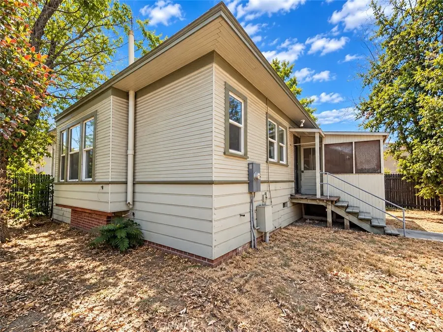 110 W Myrtle Street, Hanford, CA 93230 - #2