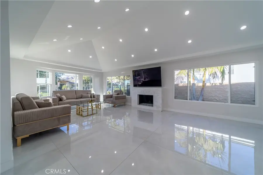 902 E Walnut Avenue, Burbank, CA 91501 - Image #3