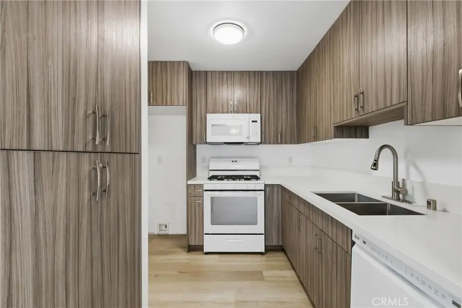 22137 Burbank #3, Woodland Hills, CA 91367 - #3