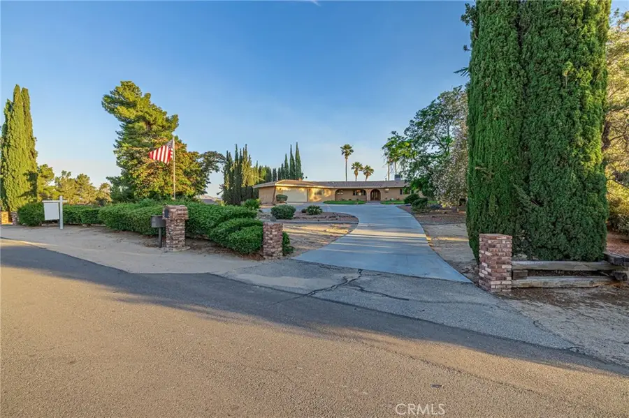 19459 Shasta Road, Apple Valley, CA 92307 - #3