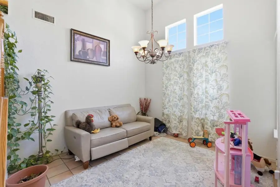 725 Everest Street, Los Banos, CA 93635 - #3