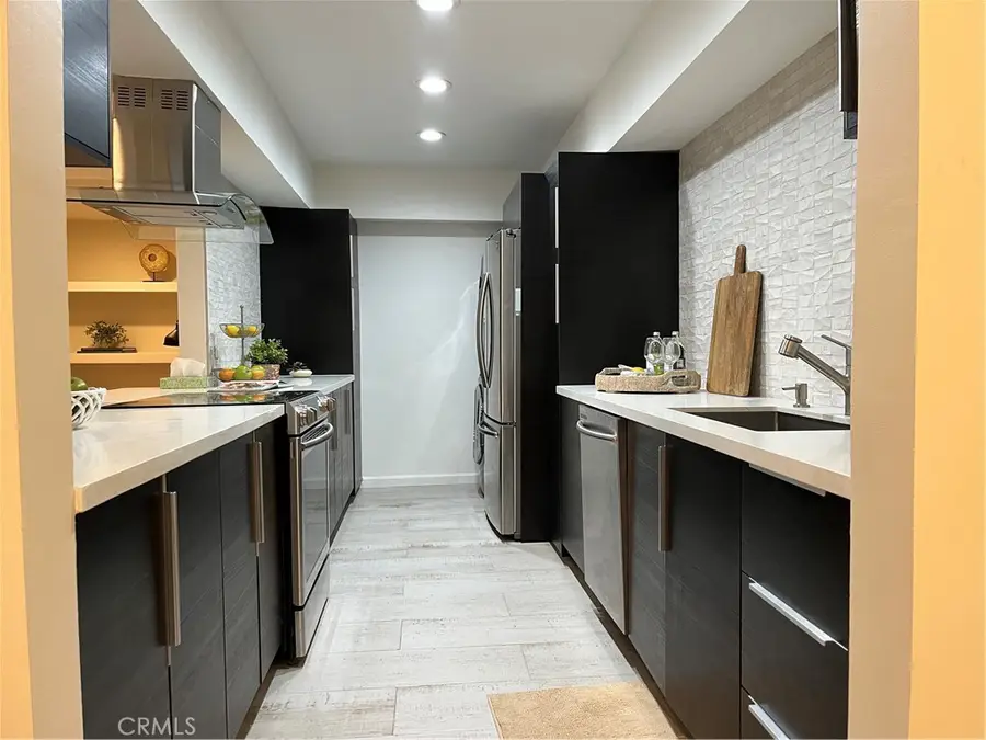 1025 N Kings Rd #105, Los Angeles, CA 90069 - #2