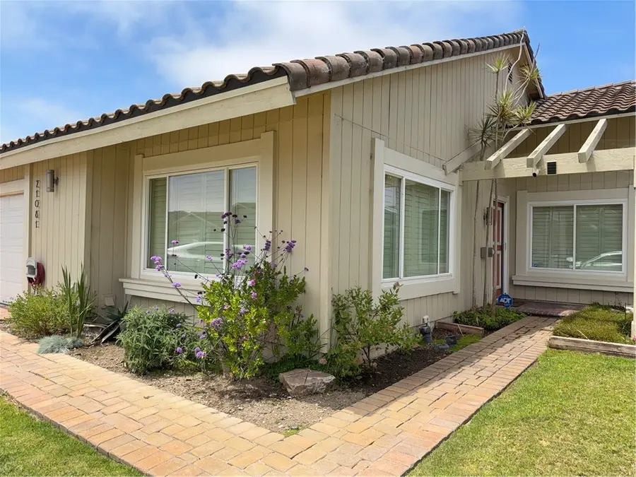 21081 White Horse Ln, Huntington Beach, CA 92646 - #2