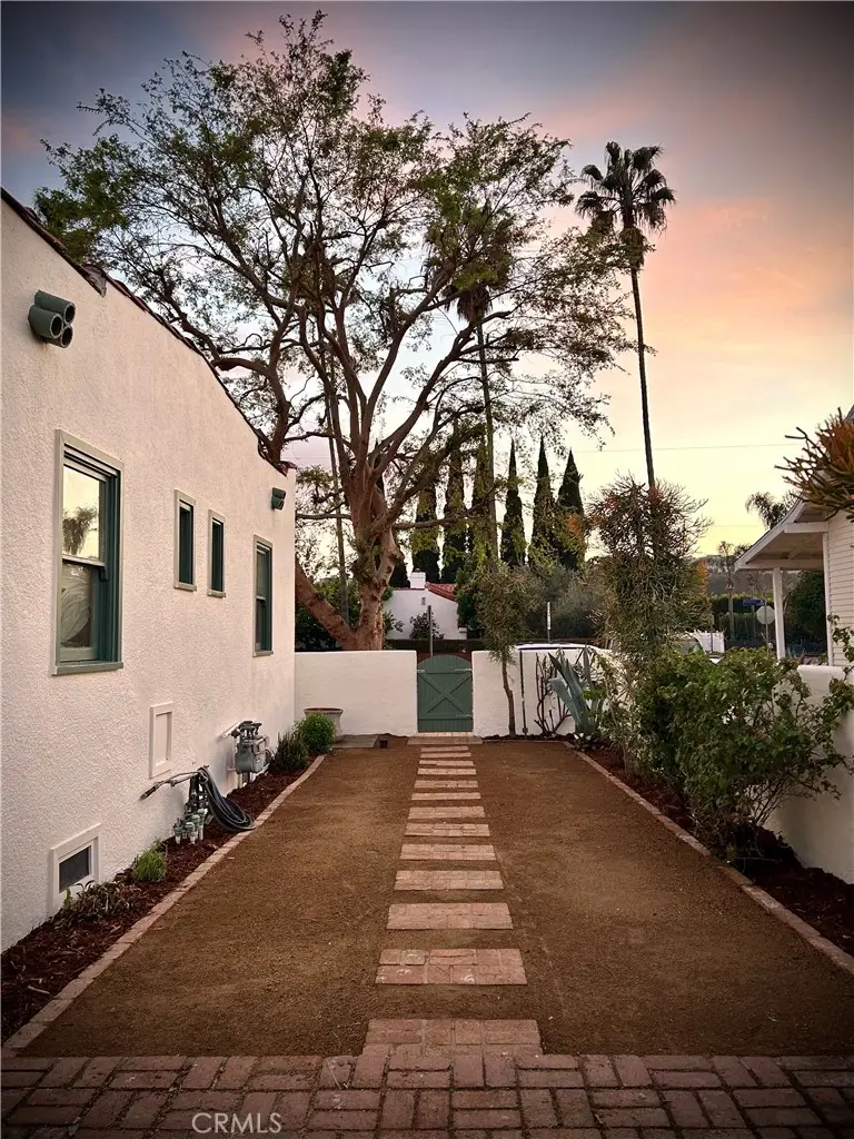 3327 Hollydale Dr., Los Angeles, CA 90039 - #3