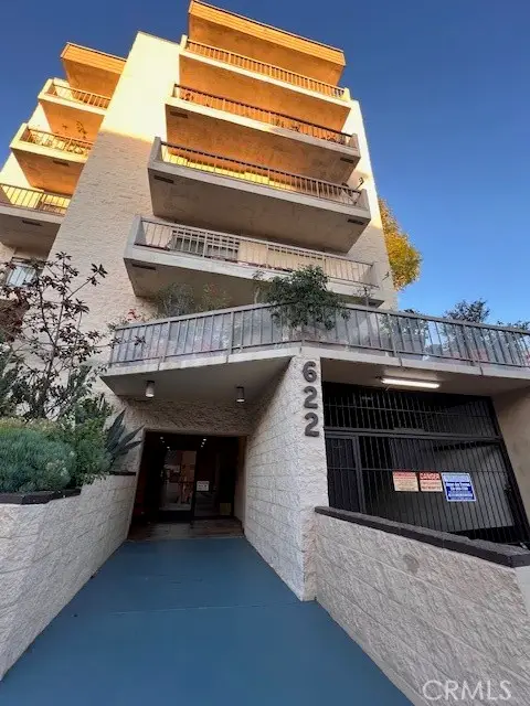 622 S Barrington #302, Los Angeles, CA 90049