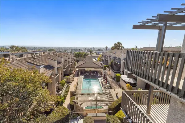 2298 Rose Avenue #403, Signal Hill, CA 90755