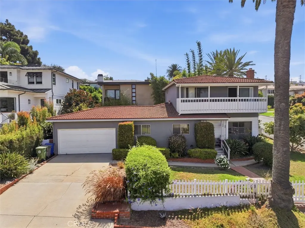 214 S Poinsettia Avenue, Manhattan Beach, CA 90266 - #1