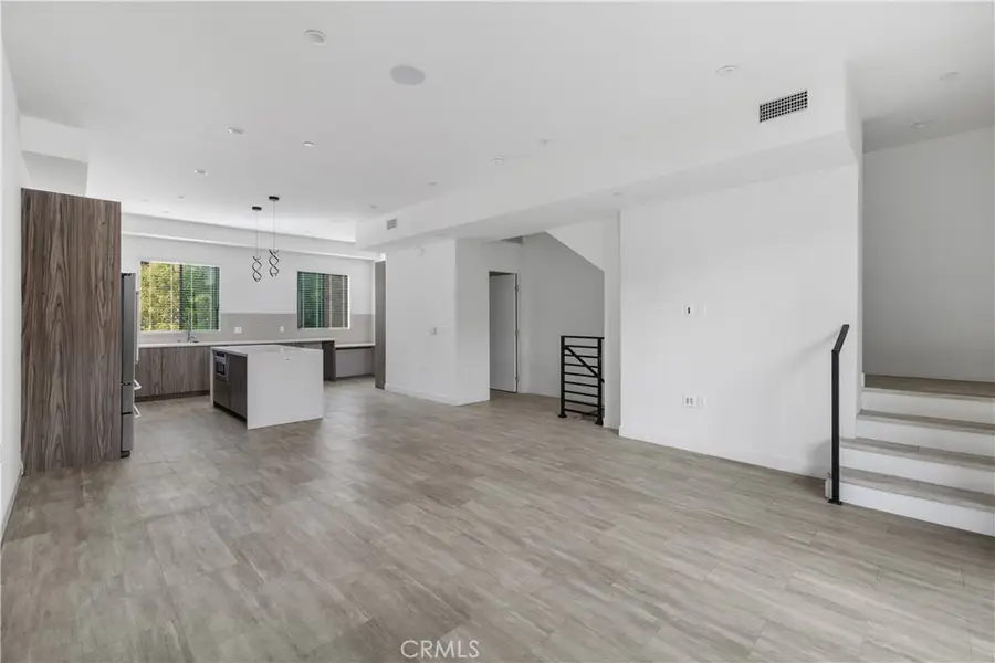 6719 Sepulveda Boulevard, Van Nuys, CA 91411 - Image #2