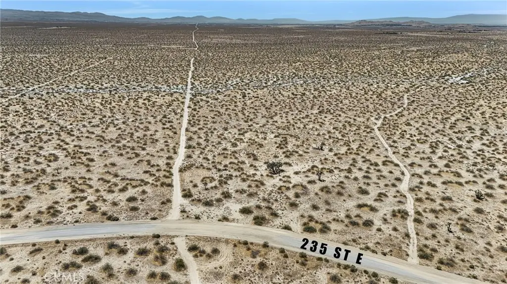 233 Avenue T, Llano, CA 93591 - #1
