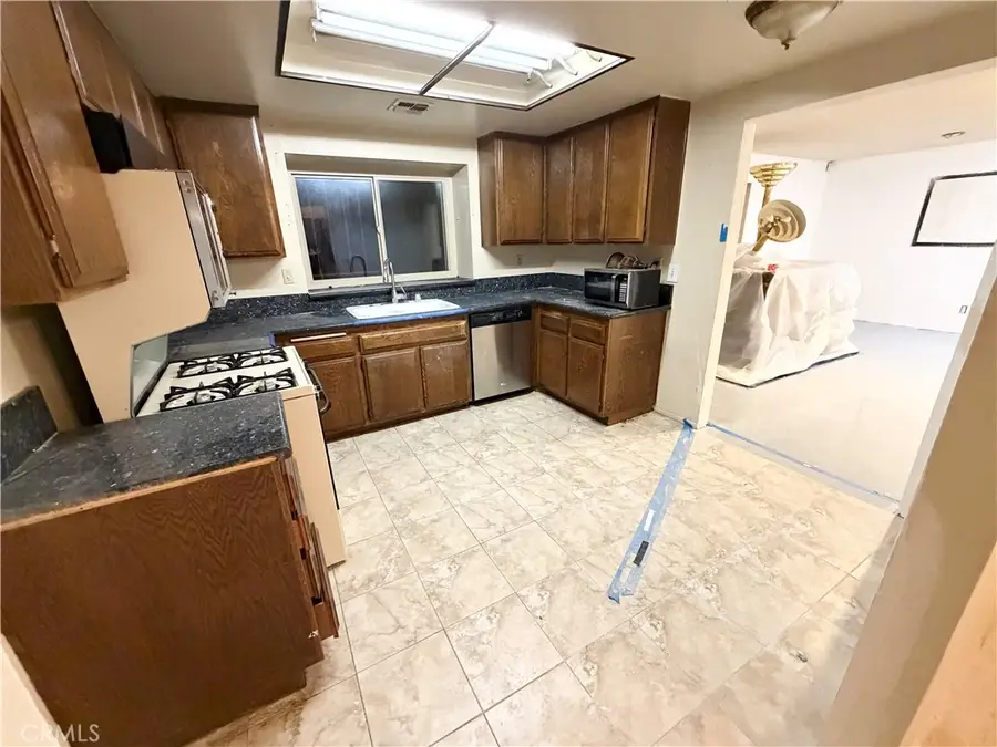 1677 W Bruin Street, Los Angeles, CA 90047 - #3