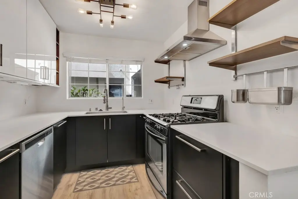5550 Owensmouth #104, Woodland Hills, CA 91367 - #1