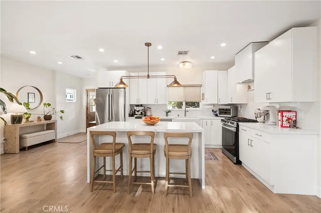 7247 Genesta, Lake Balboa, CA 91406 - #1