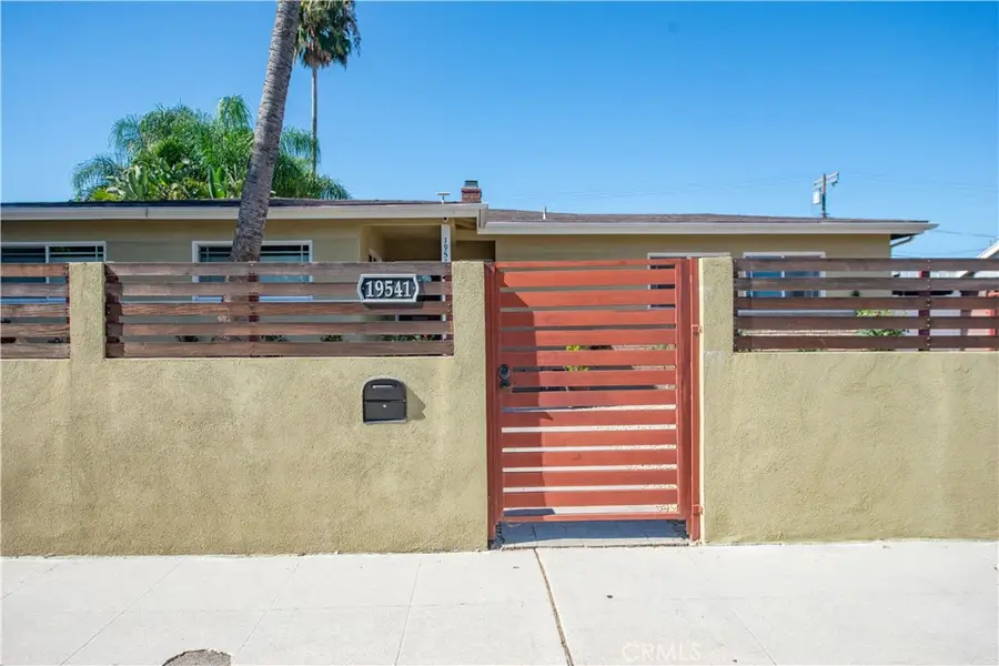 19541 Victory Boulevard, Reseda, CA 91335 - #2