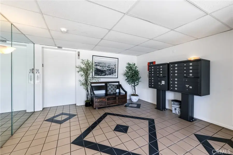 4455 Hazeltine Avenue #208, Sherman Oaks, CA 91423 - #3