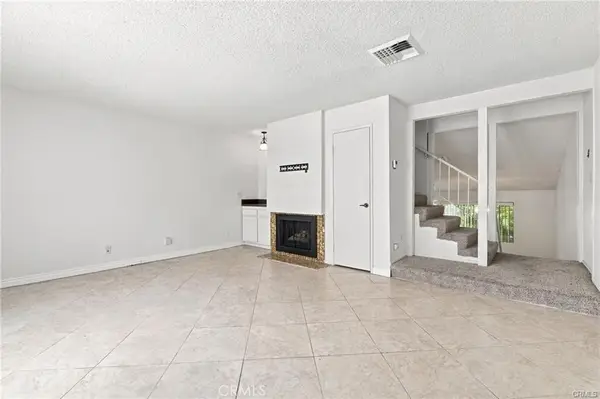 18631 Collins Street #30, Tarzana, CA 91356