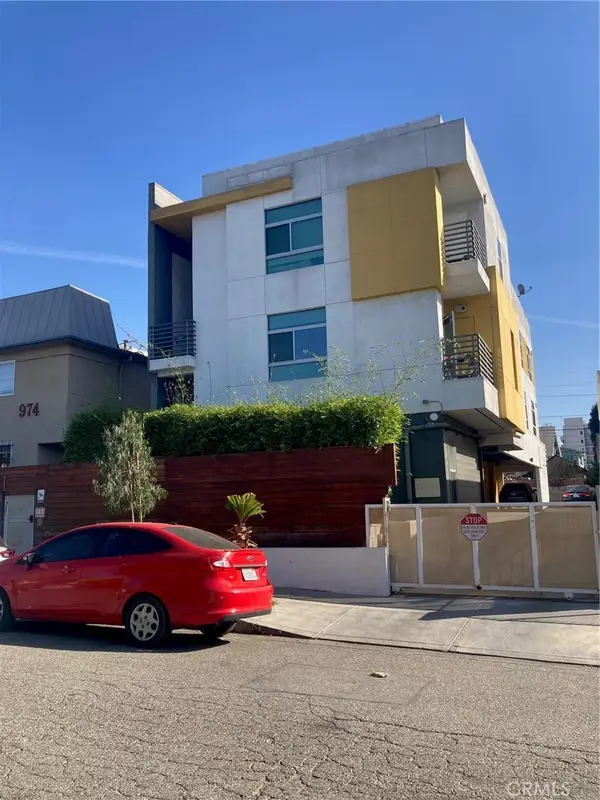 978 S Mariposa, Los Angeles, CA 90006
