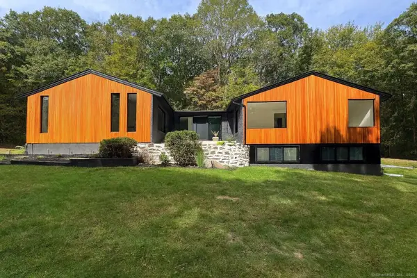 11 Coachman Lane, Woodbridge, CT 06525