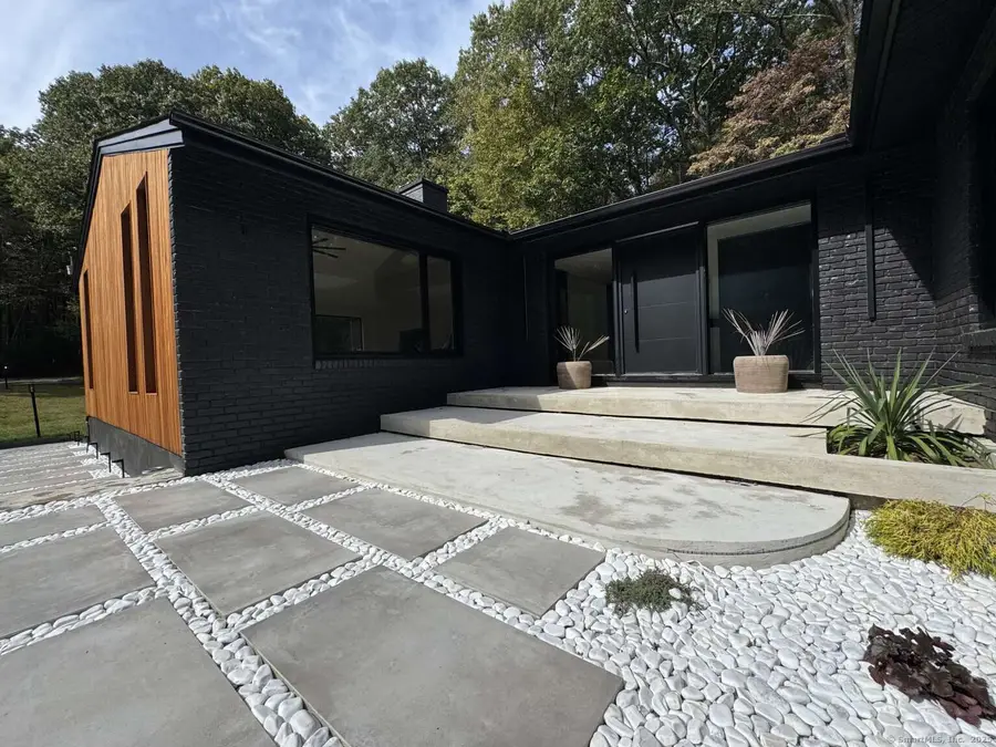 11 Coachman Lane, Woodbridge, CT 06525 - Image #2