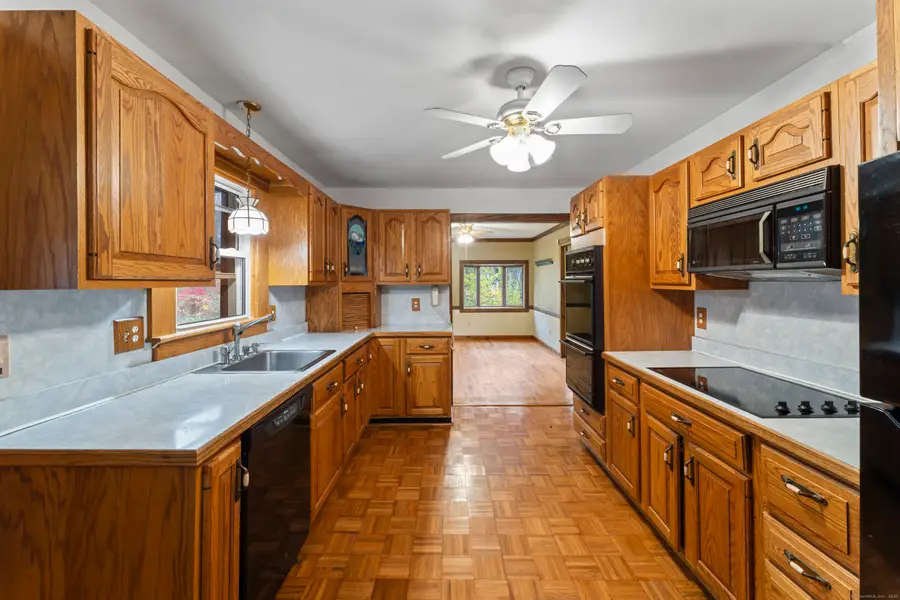 16 Settlers Lane, Newtown, CT 06482 - Image #2