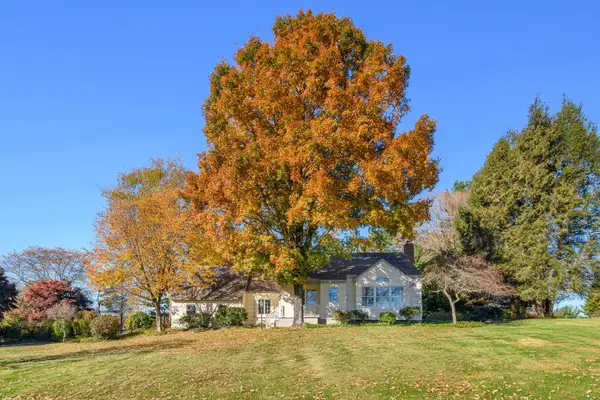 10 Valley View Road, Newtown, CT 06470