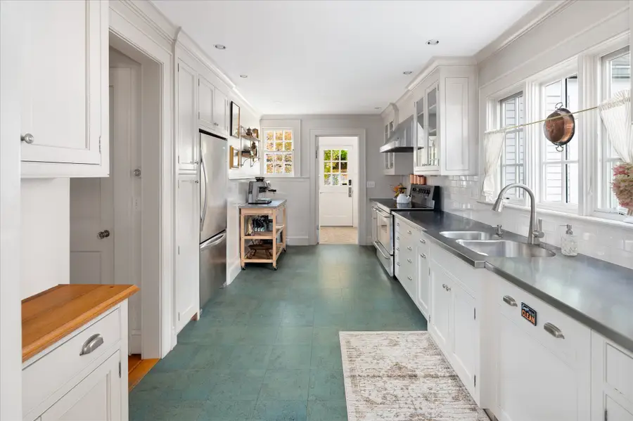 605 Brooklawn Avenue, Fairfield, CT 06825 - Image #3