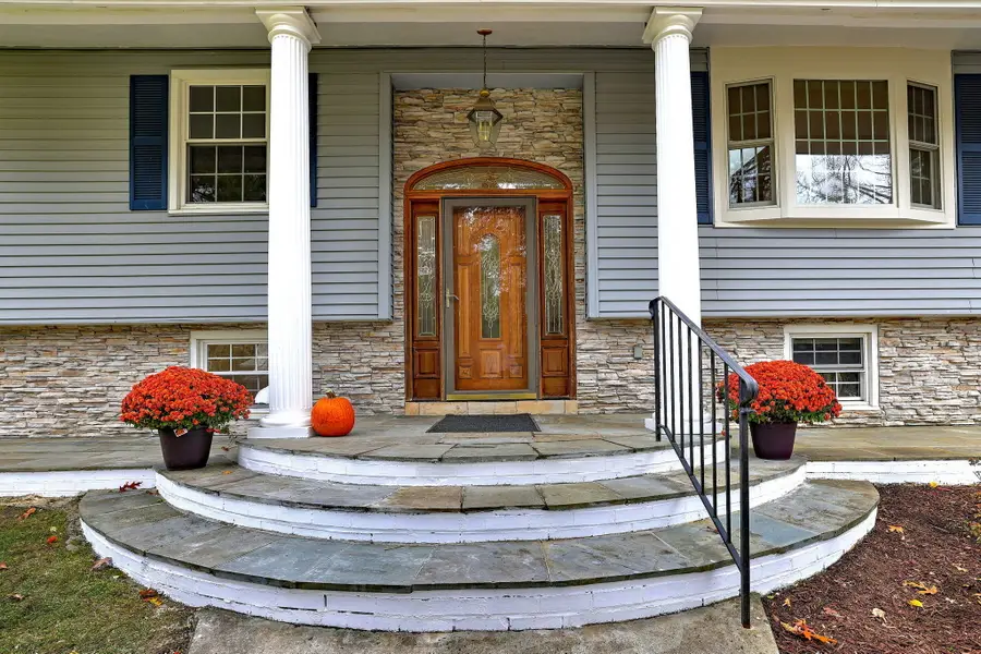 7 Deerfield Drive, Newtown, CT 06482 - Image #3