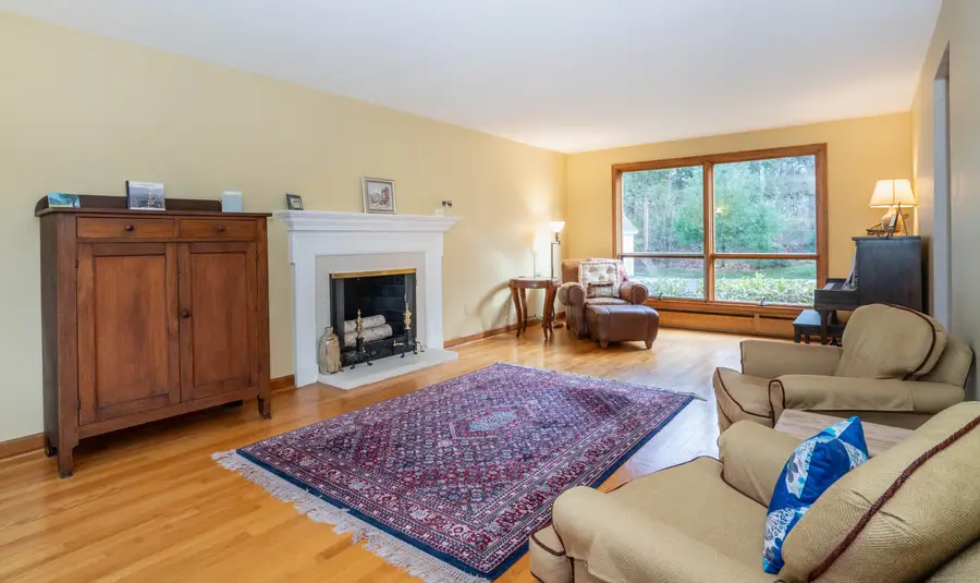 9 Gretel Lane, Simsbury, CT 06070 - Image #2