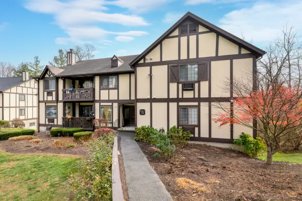 20 Chatham Court #20, Brookfield, CT 06804