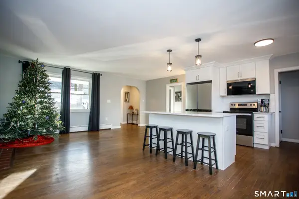 18 Richards Grove Road, Waterford, CT 06375