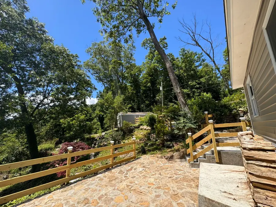 22 Hemlock Trail, Newtown, CT 06482 - #3