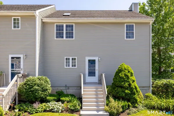 18 East Village Court #18, Branford, CT 06405
