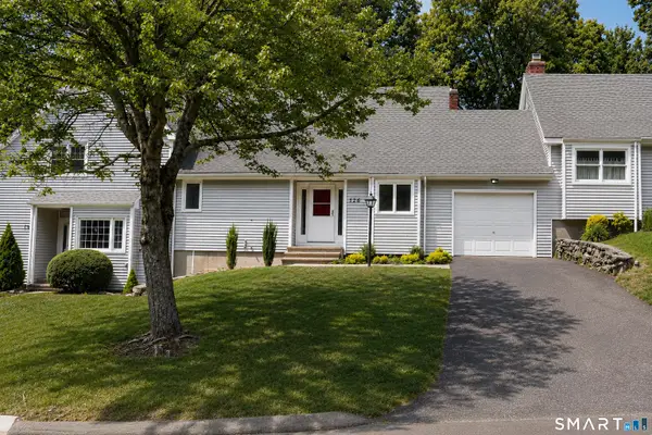 126 Hunters Creek #126, Shelton, CT 06484