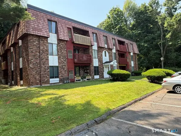 95 Woodsedge Drive #1B, Newington, CT 06111