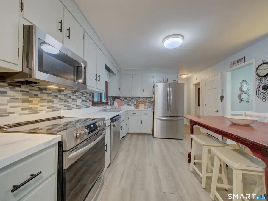 24 Queen Eleanor Drive, Gales Ferry, CT 06335 - #2