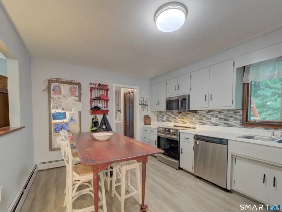 24 Queen Eleanor Drive, Gales Ferry, CT 06335 - #3