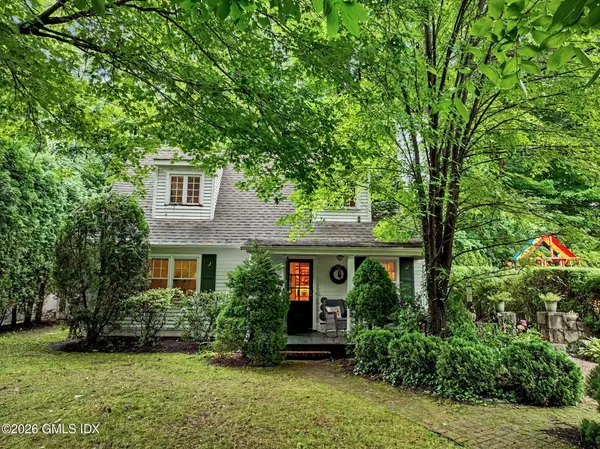 33 Center Drive, Old Greenwich, CT 06870